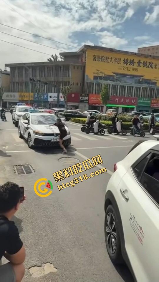 山东菏泽违停被贴条不服还爬警车狂吼，网红『玲玲宝贝』在线上演癫婆斗交警！-15