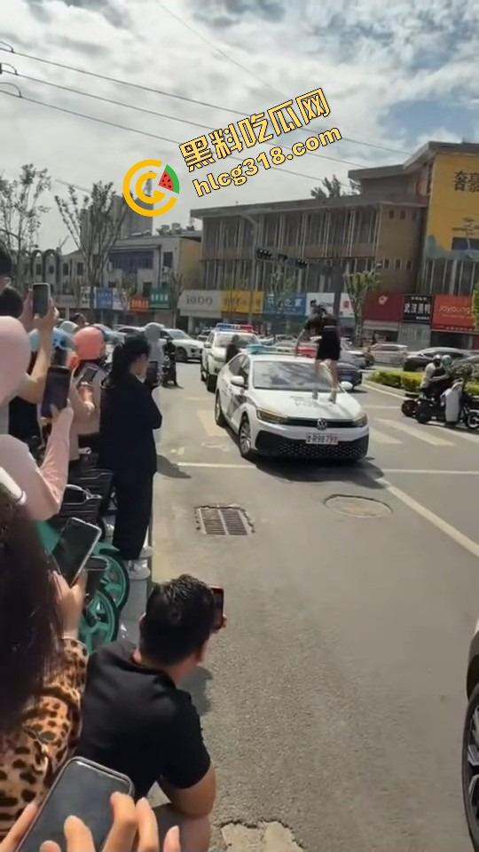 山东菏泽违停被贴条不服还爬警车狂吼，网红『玲玲宝贝』在线上演癫婆斗交警！-17