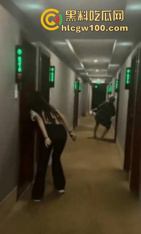 搞笑大瓜!大学闺蜜住酒店隔壁惊现男女床上大战,一直在叫爸爸求饶屁股打的啪啪响整层楼都震耳欲聋。-8