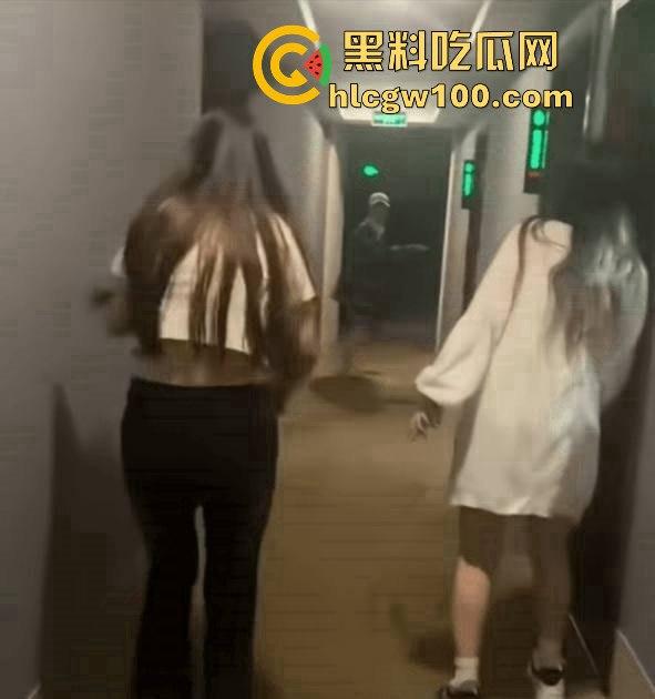 搞笑大瓜!大学闺蜜住酒店隔壁惊现男女床上大战,一直在叫爸爸求饶屁股打的啪啪响整层楼都震耳欲聋。-9