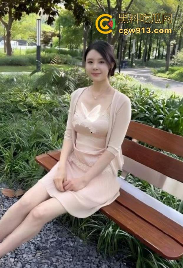 狠操饥渴难耐风骚婶婶,今天终于等到机会,猛插后入无套内射,骚穴白浆决堤涌出!-2