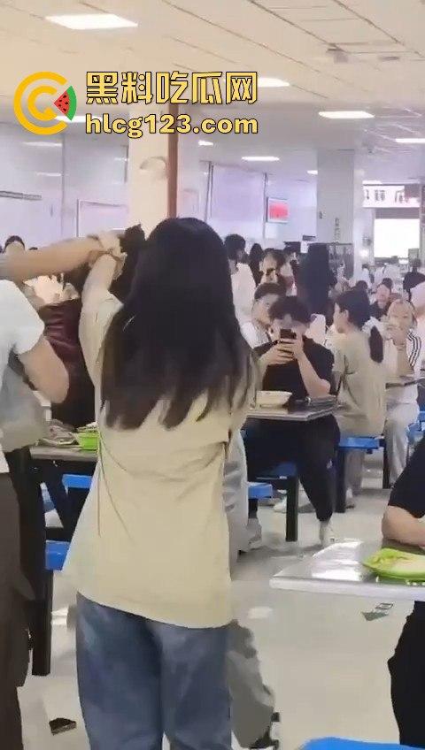长沙大学食堂撕逼大戏！学姐内衣都被扯了，旁边人继续低头吃饭真心稳！-6