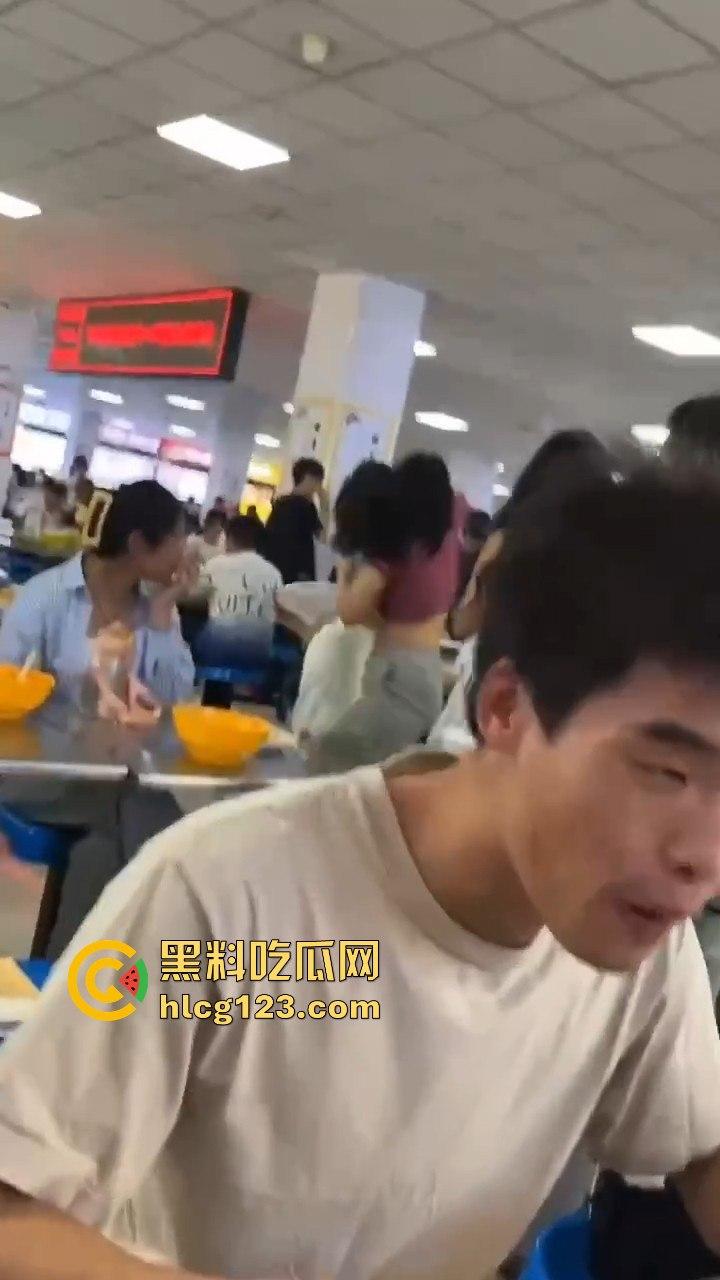 长沙大学食堂撕逼大戏！学姐内衣都被扯了，旁边人继续低头吃饭真心稳！-12