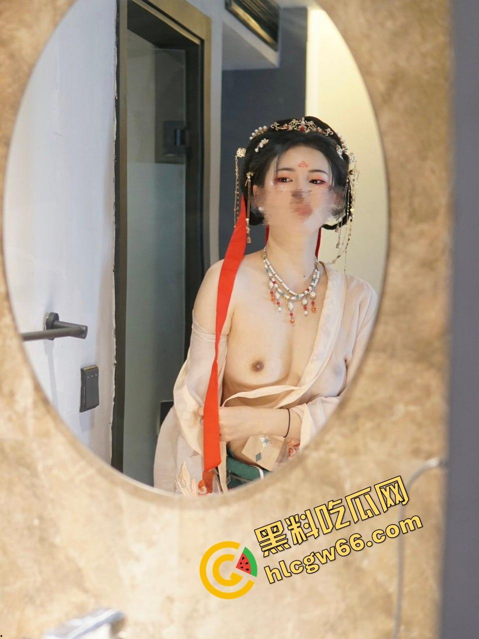 武汉顶级绿帽大佬现场观战，纤腿淫妻主动勾人嗦鸡巴，姿势百变浪成狗，比母狗还懂舔！-13