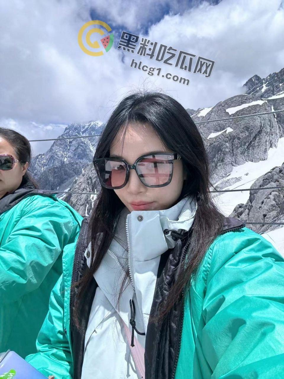 露出反差婊甜甜 「yiyii_01」大马路露出惊现，日常生活照与福利姬身份巨大反差引热议！-2