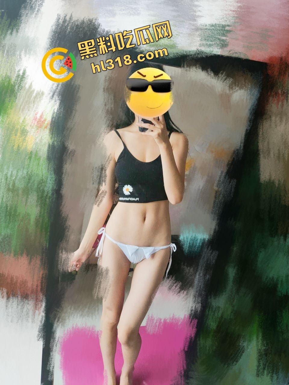 成都西南交大反差母狗『刘若彤』和男友出租屋玩疯了，拍了整整一册淫照，视频淫照百张爆仓云盘流出！-9