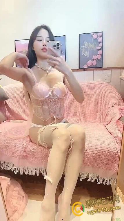 抖音性感网红【林萌】，甜美外表下竟是性瘾狂魔，连牙刷都拿来自慰，被男友按在镜子前后入！-5