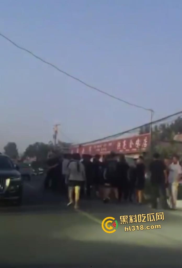 高一恶霸逼学生爷爷奶奶下跪磕头，孙子反击大骂，黑涩会加特林烟花狂喷，最后霸凌者被抓来跪地！-5