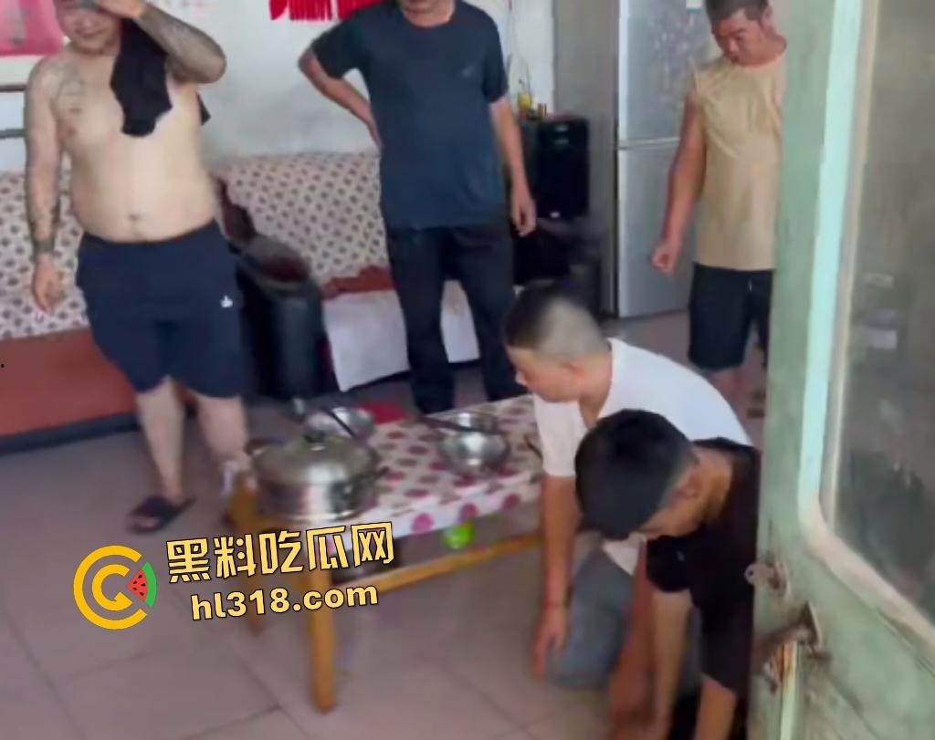 高一恶霸逼学生爷爷奶奶下跪磕头，孙子反击大骂，黑涩会加特林烟花狂喷，最后霸凌者被抓来跪地！-7