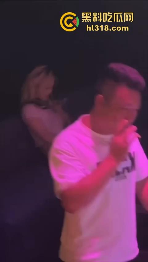 极品酒吧营销性情大发！逼痒没人玩，索性找了个找个角落自己玩，现场脱裤抠逼自慰，边玩还边录，骚的一批！-3