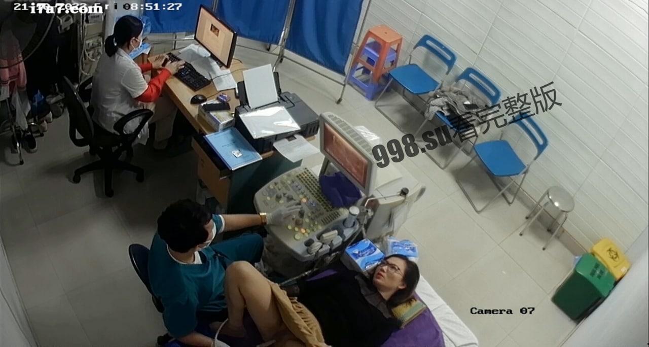 妇科偷拍 男医生帮眼镜少妇检查乳房阴道 少妇开始还有点不好意思 后面一边聊天一边笑-3