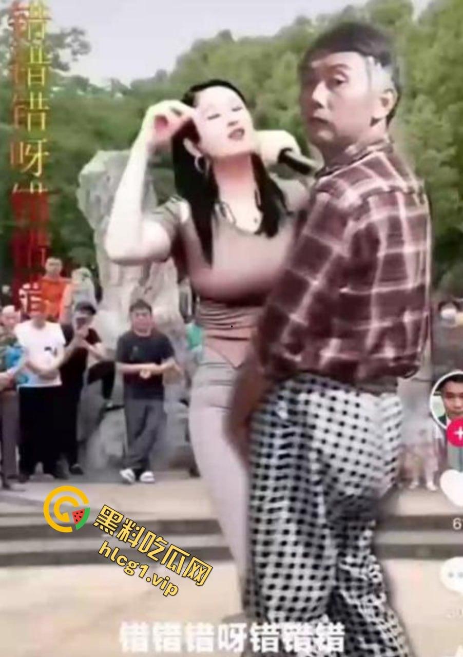 抖音62岁大爷『吕爱全』饥渴难耐！与多位人妻网红合拍！竟隔着屏幕摩擦人妻小腹！-5