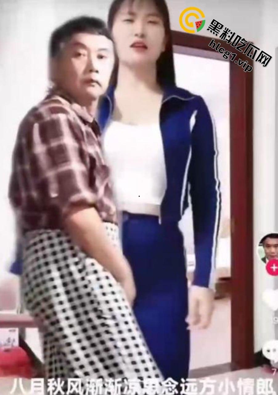 抖音62岁大爷『吕爱全』饥渴难耐！与多位人妻网红合拍！竟隔着屏幕摩擦人妻小腹！-6