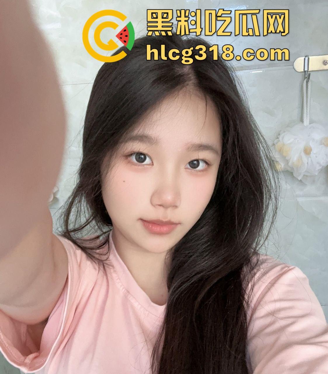 吃火锅吃到一半怎么说喷水就喷水啊！色情男女边吃火锅边抠穴，淫水横飞四溅，还是城里人会玩！-2