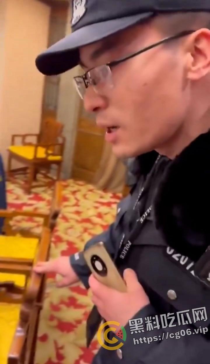 微博下架视频！北京海淀某警察出现北大法学院教授聚餐现场欲带走一人约谈 被集体回怼-3