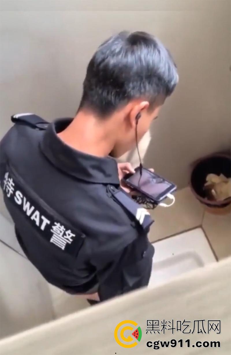 超稀有大瓜，偷拍警察在厕所打飞机，一边看片一边撸，看来是憋坏了啊，也不敢找小姐，估计是工资不够吧！-1