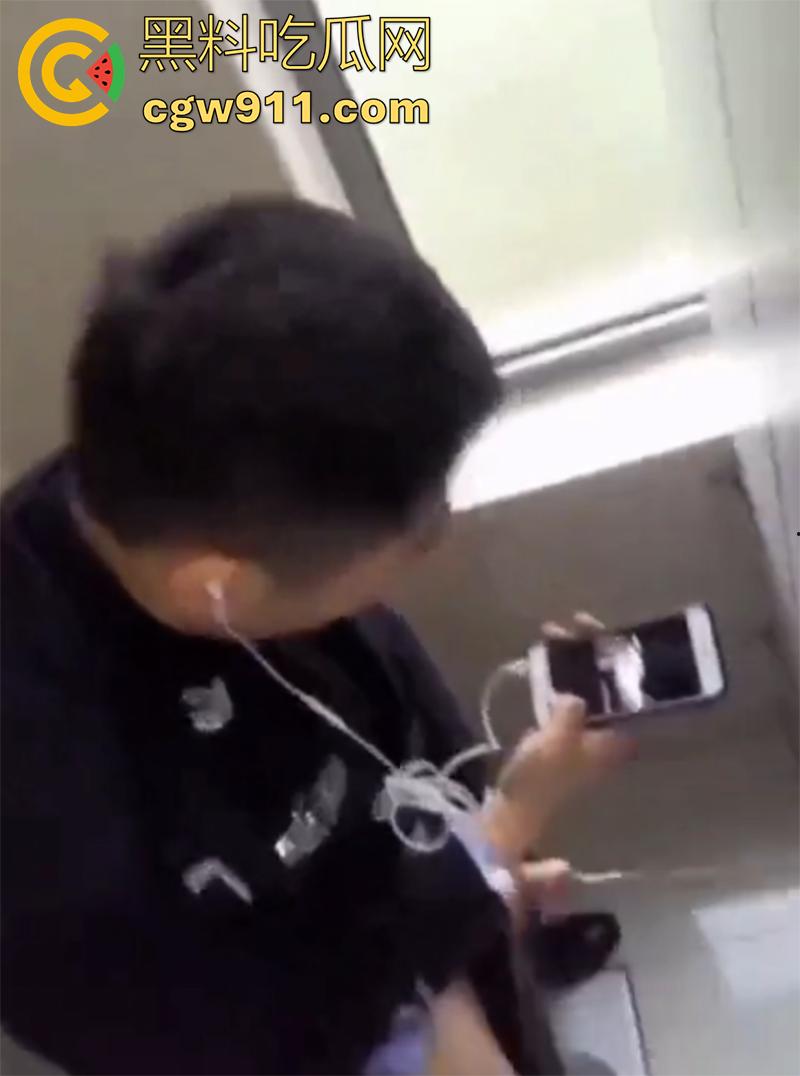 超稀有大瓜，偷拍警察在厕所打飞机，一边看片一边撸，看来是憋坏了啊，也不敢找小姐，估计是工资不够吧！-4