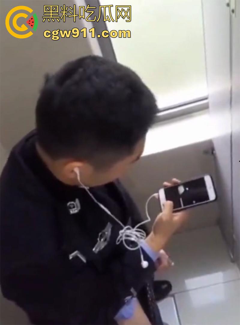 超稀有大瓜，偷拍警察在厕所打飞机，一边看片一边撸，看来是憋坏了啊，也不敢找小姐，估计是工资不够吧！-6