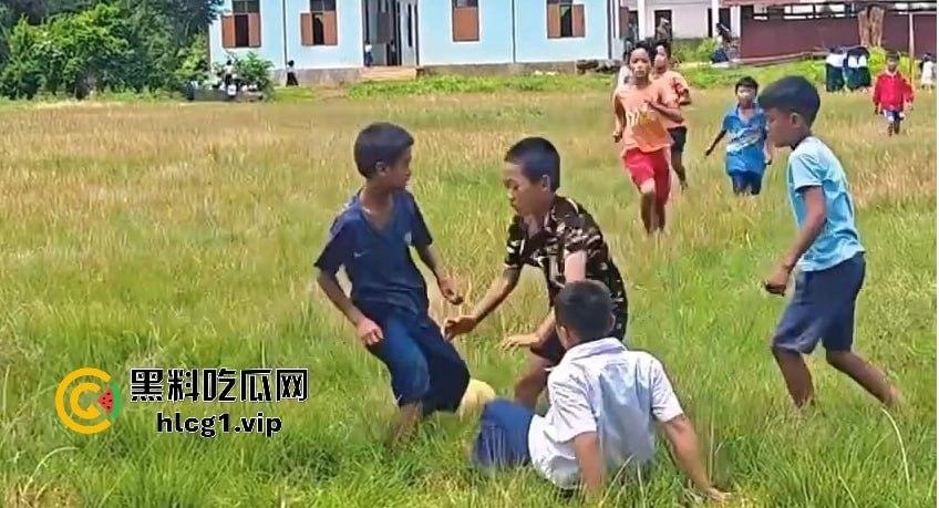 足球小子上演‘国足即视感’！场上到底是在踢球还是在踢人，有海参哥那味了！-2