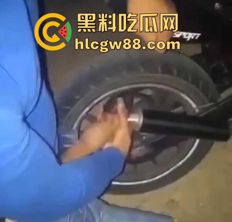 吃饱没事干 国外一男子用超长包皮包裹摩托排气管 挂空挡轰油门吹包皮 龟头都研制入味了吧！-5