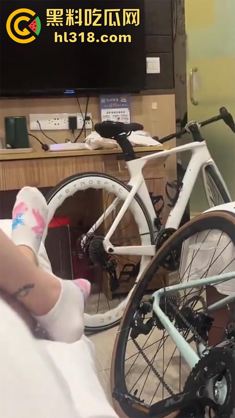 骑行圈淫乱私拍合集，各种长腿肥臀骑行媛，在床上的骚浪样，透明黑丝运动裤，丁字裤清晰可见！-4