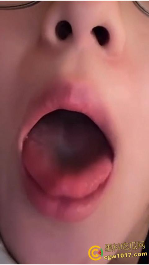 南京航空大学眼镜妹【杨思怡】，高颜值反差学生妹，白嫩大奶正脸口交，戴眼镜后入蜜桃臀，反差感极强 ！-9