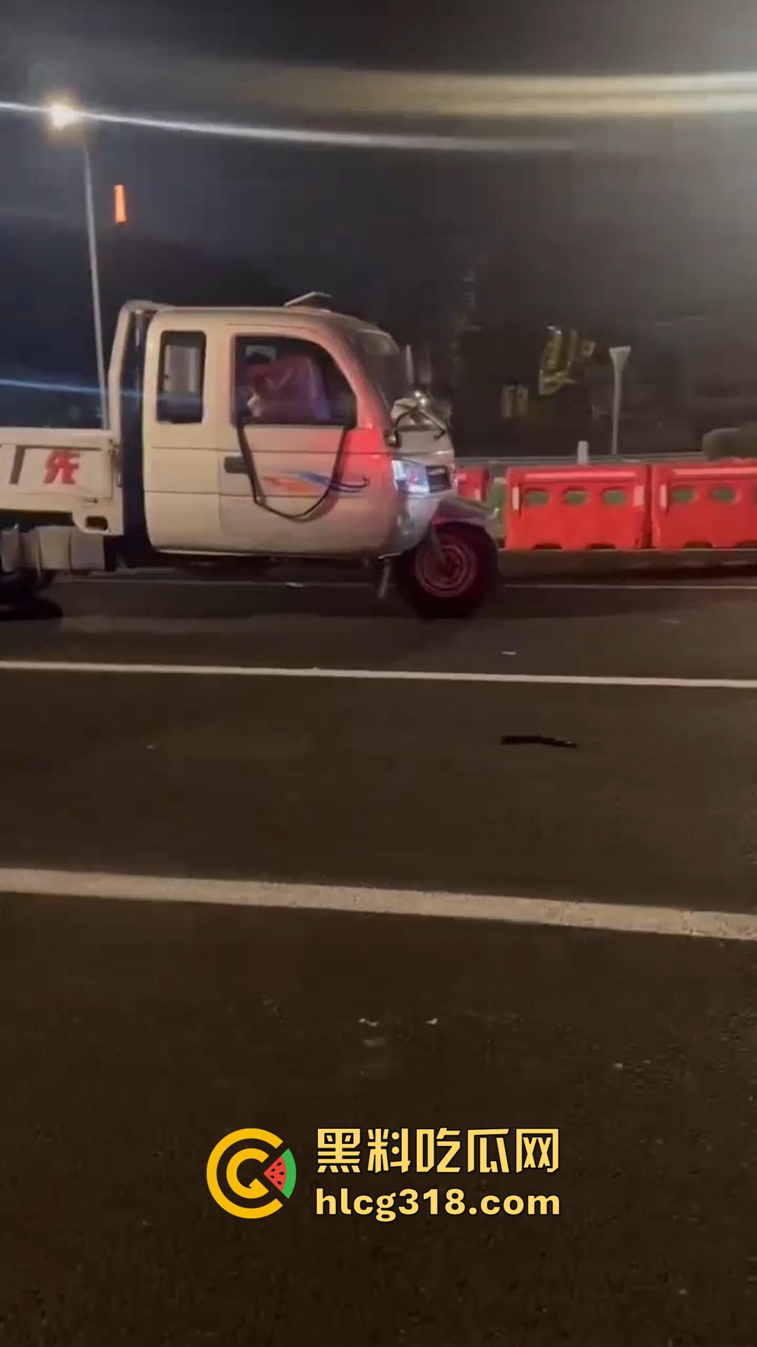 三轮车大爷路边实战清纯学生妹,车震视频曝光抖音狂传,观音坐莲抽到车架变形,这是低保换来的幸福吗?-3