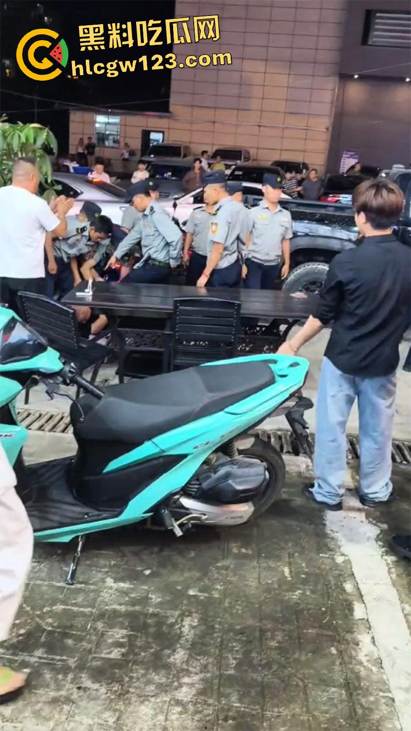 缅甸勐拉抓捕电诈大哥,直接叫来兄弟和警察对峙,无奈只能呼叫增援,现场实拍画面流出!-2