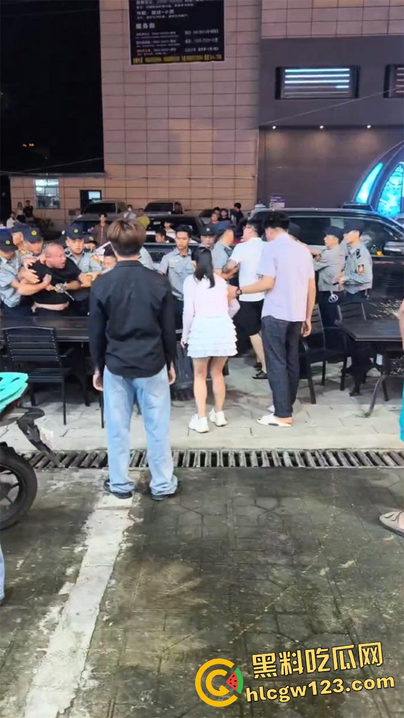 缅甸勐拉抓捕电诈大哥,直接叫来兄弟和警察对峙,无奈只能呼叫增援,现场实拍画面流出!-6