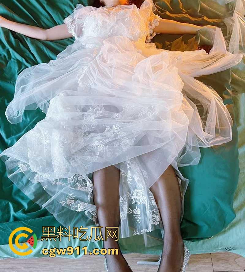 海角乱伦！极品妹妹性感婚纱下竟隐藏着母狗属性，被哥哥拴狗链按头口交场面淫荡不堪！-3