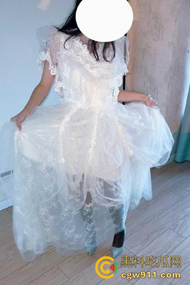 海角乱伦！极品妹妹性感婚纱下竟隐藏着母狗属性，被哥哥拴狗链按头口交场面淫荡不堪！-4