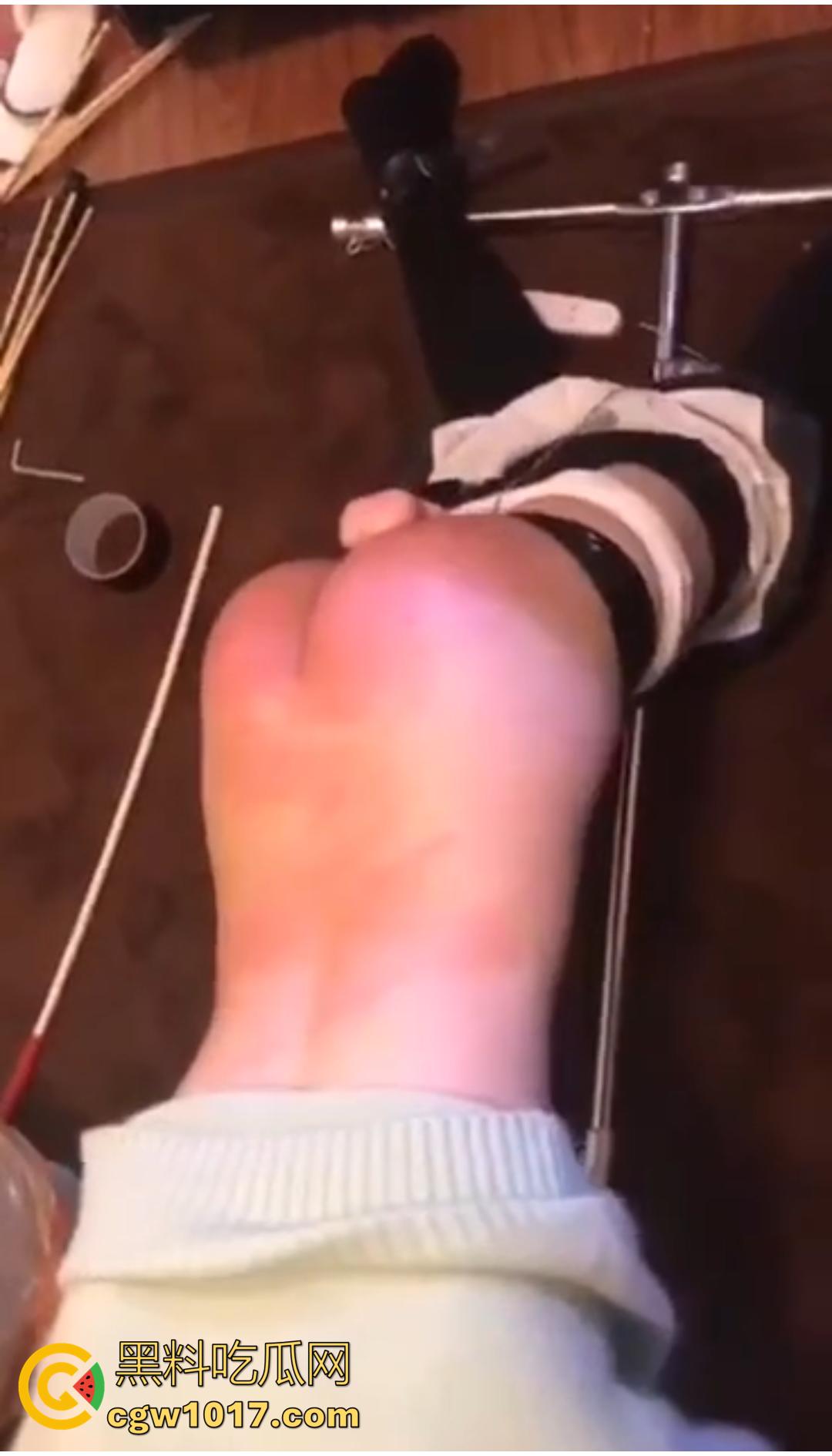 重口SM调教合集来袭！带你欣赏小众癖好！捆绑＋口塞＋臀刑鞭打，样样俱全 有的哭着求饶 有的还喊再用力！-3