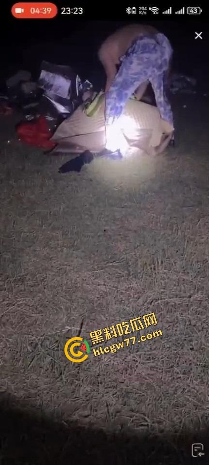 海边直播捉奸炸锅，原配怒抓小三『Mola_吉妹』我老公18cm，你不是爱插？今天我直播让你爽到尿！-7