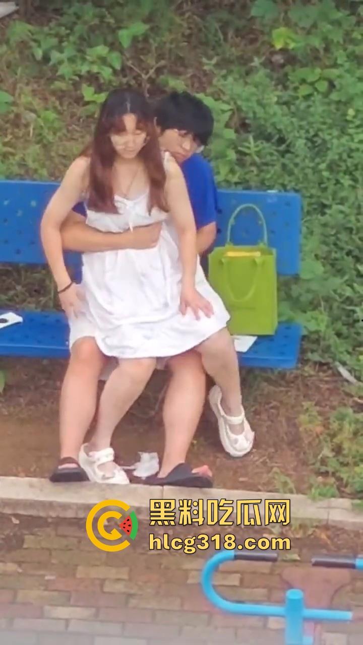 夏日午后,小日一下!反差眼镜妹小区长椅骑乘做爱,白裙诱惑激情开干,年轻人玩的真野啊!-4
