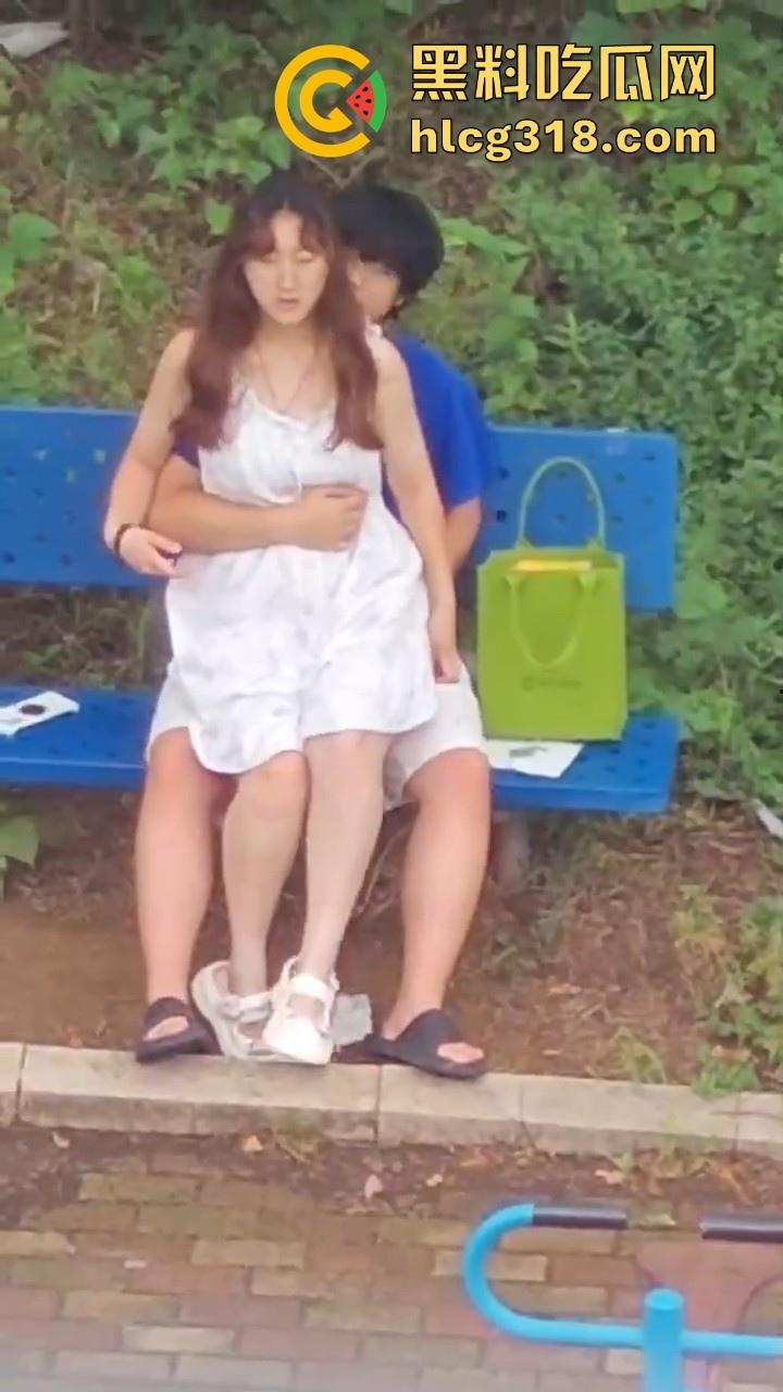 夏日午后,小日一下!反差眼镜妹小区长椅骑乘做爱,白裙诱惑激情开干,年轻人玩的真野啊!-5