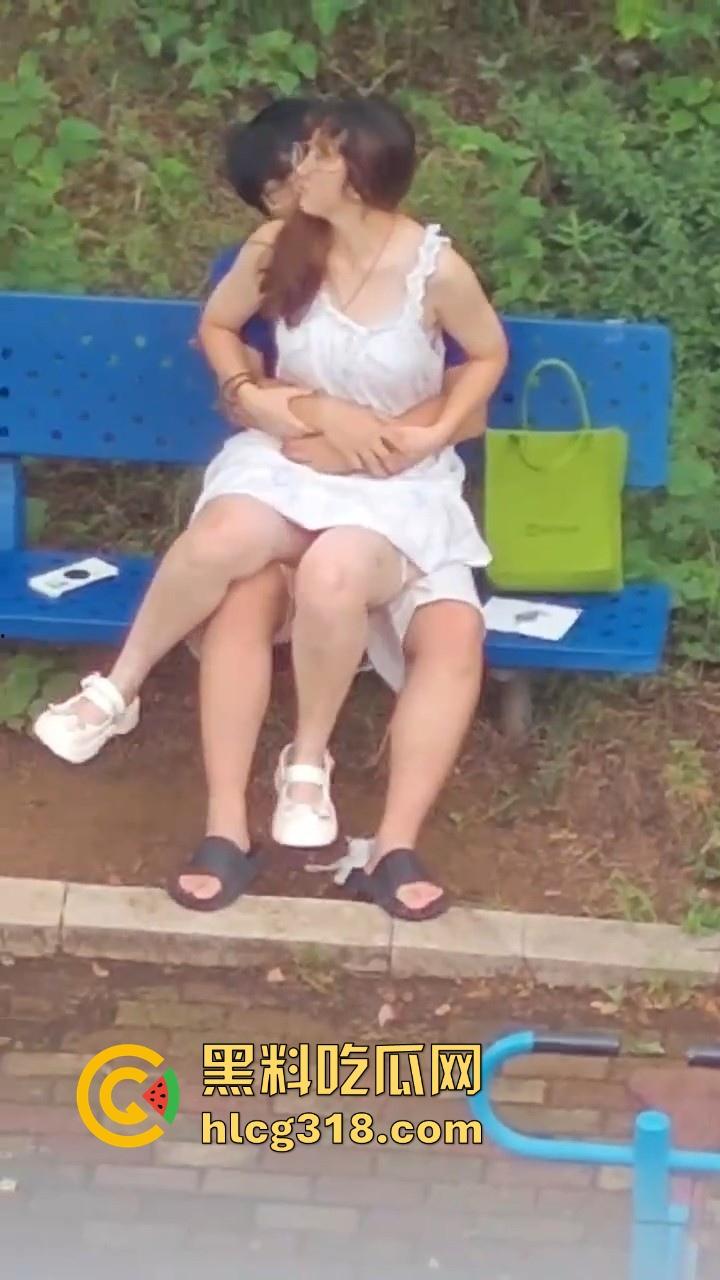 夏日午后,小日一下!反差眼镜妹小区长椅骑乘做爱,白裙诱惑激情开干,年轻人玩的真野啊!-8