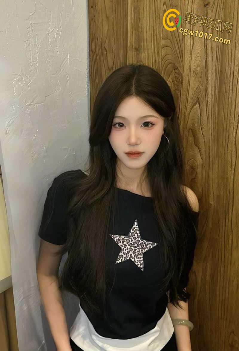 河北体院校花【蒋薇】,颜值极品风骚诱人,穿露奶情趣扮白领 镜前打桩后入,表情特写超淫荡!-1