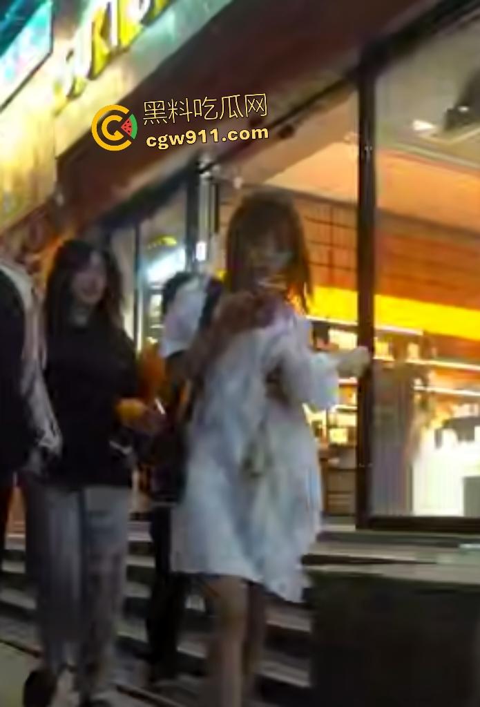 深夜街头小姐姐不穿内裤被偷拍蝴蝶逼,白浊豆浆淫液还在逼上黏着,醉倒酒吧沙发任人窥视!-1