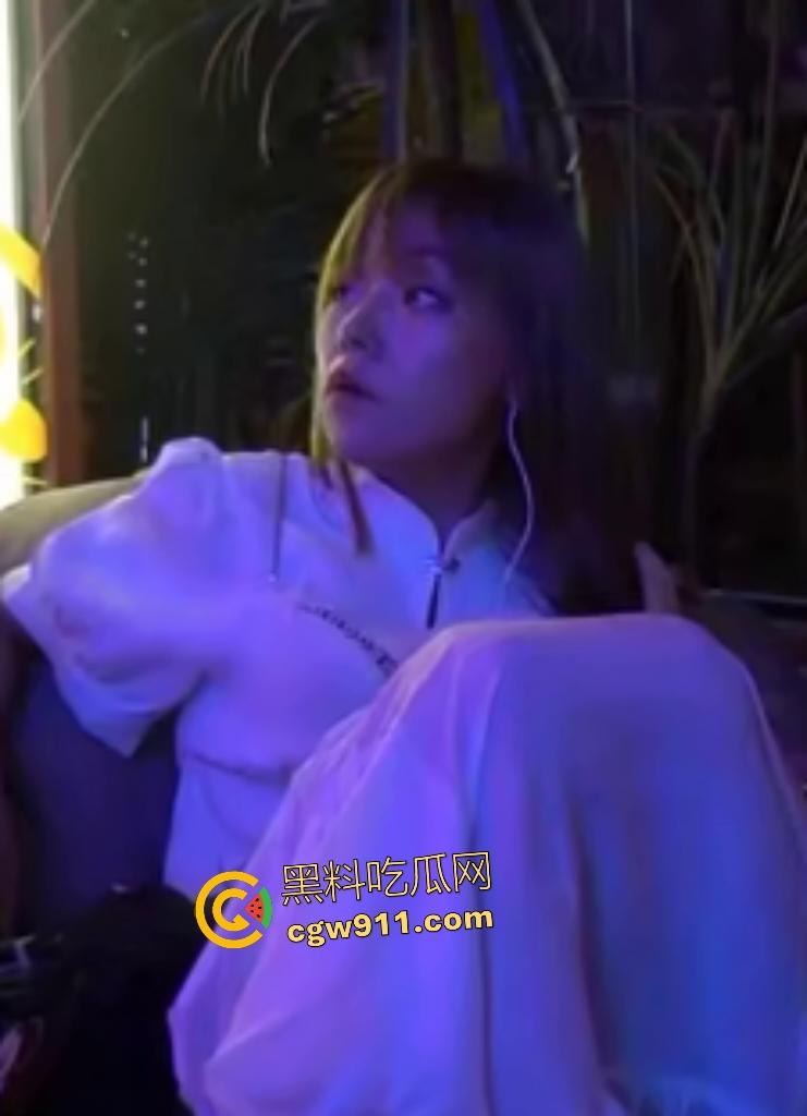 深夜街头小姐姐不穿内裤被偷拍蝴蝶逼,白浊豆浆淫液还在逼上黏着,醉倒酒吧沙发任人窥视!-7