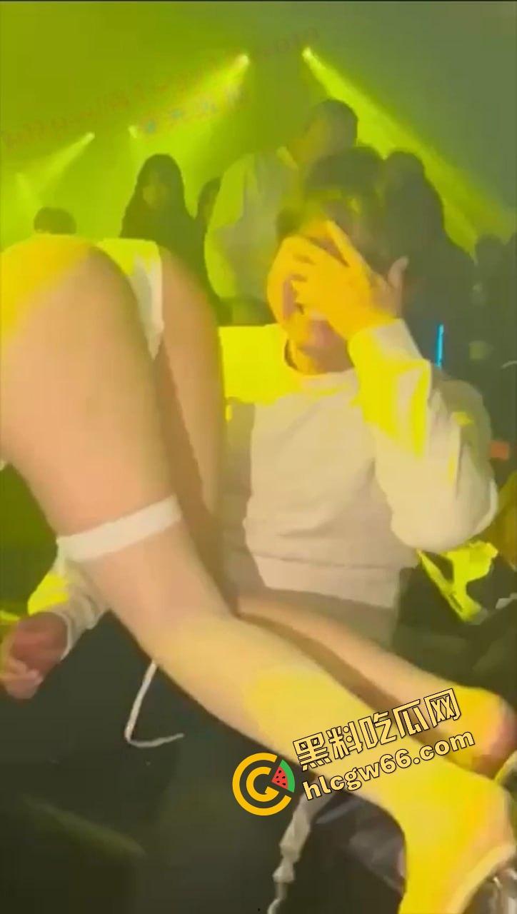 这才是男人该去的酒吧，骚舞女小妹当场撩胖子，白衣女神骑腿上嗦手指，老哥现场裤裆顶起火箭头！-10