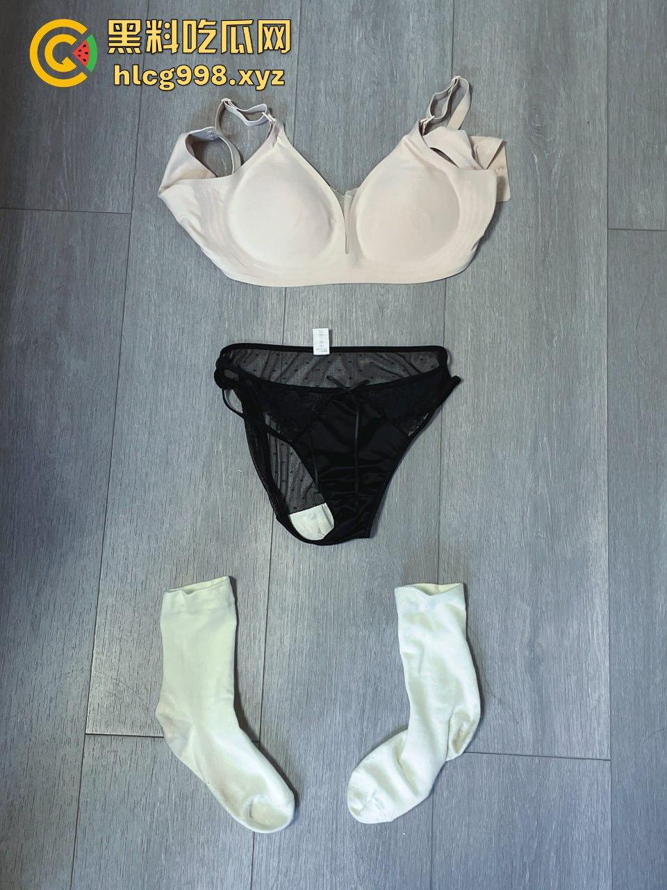 反差人妻【兔兔】推特翻车!优雅骚妻停车位拉进楼道,跪地扒裤九浅一深顶到底!-2