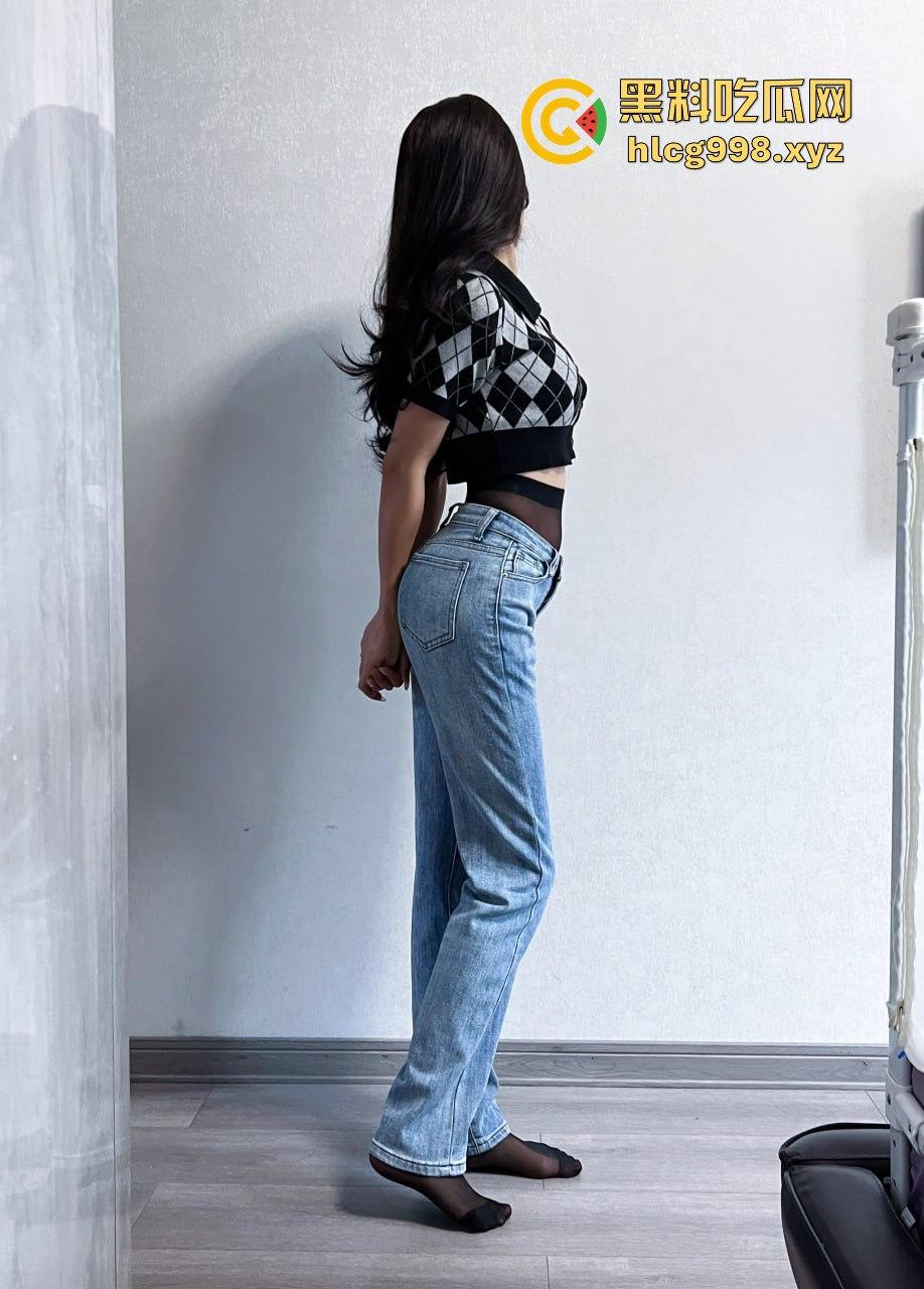 反差人妻【兔兔】推特翻车!优雅骚妻停车位拉进楼道,跪地扒裤九浅一深顶到底!-6