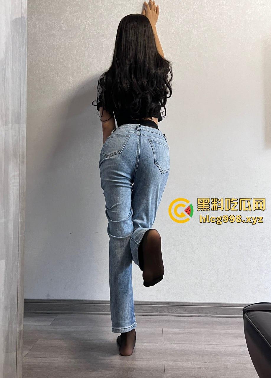 反差人妻【兔兔】推特翻车!优雅骚妻停车位拉进楼道,跪地扒裤九浅一深顶到底!-13