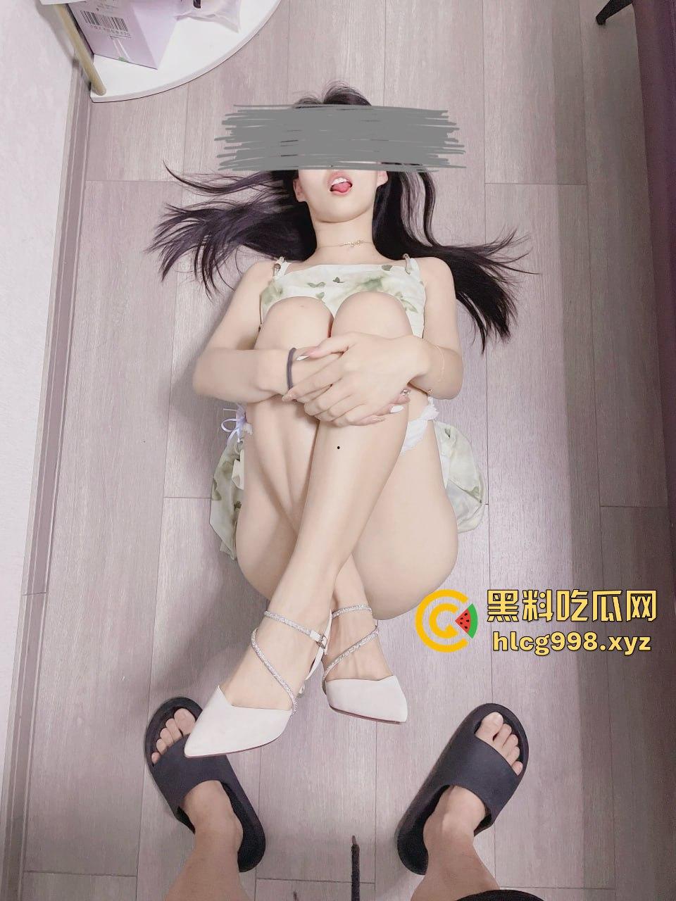 反差人妻【兔兔】推特翻车!优雅骚妻停车位拉进楼道,跪地扒裤九浅一深顶到底!-24