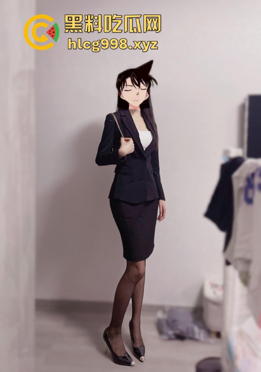 反差人妻【兔兔】推特翻车!优雅骚妻停车位拉进楼道,跪地扒裤九浅一深顶到底!-43