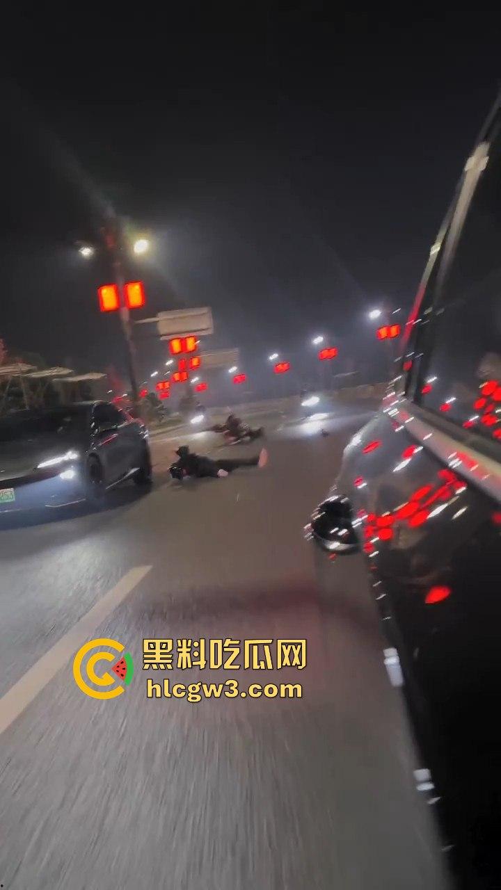 小伙用命演绎春风摩托视频，360度托马斯直接飞上天，升格镜头记录最后一刻，玩命操作震撼全网！-2