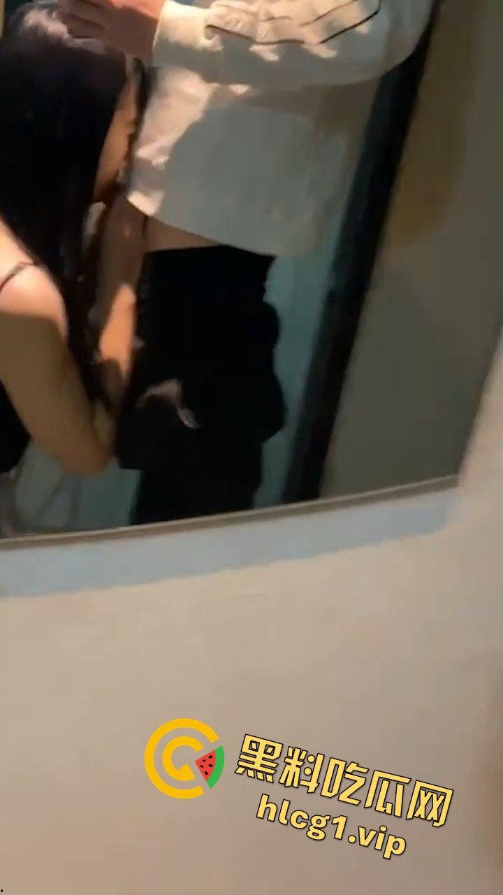 武汉生物工程学院 【张伊美】跟男友出去西安旅游的私密视频常遭曝光！-9