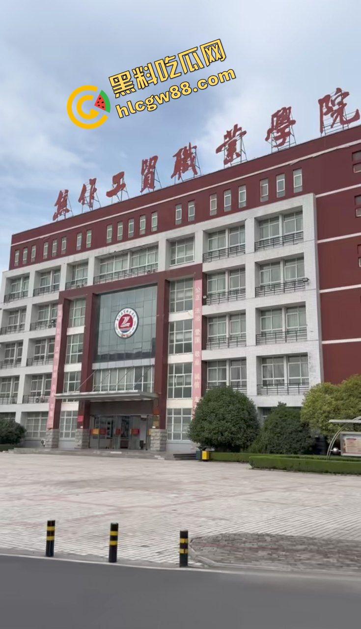 焦作工贸职业学院饥渴小情侣,在图书馆发情发骚,坐椅子女上位骑乘惨遭偷拍挂在墙上曝光!-3