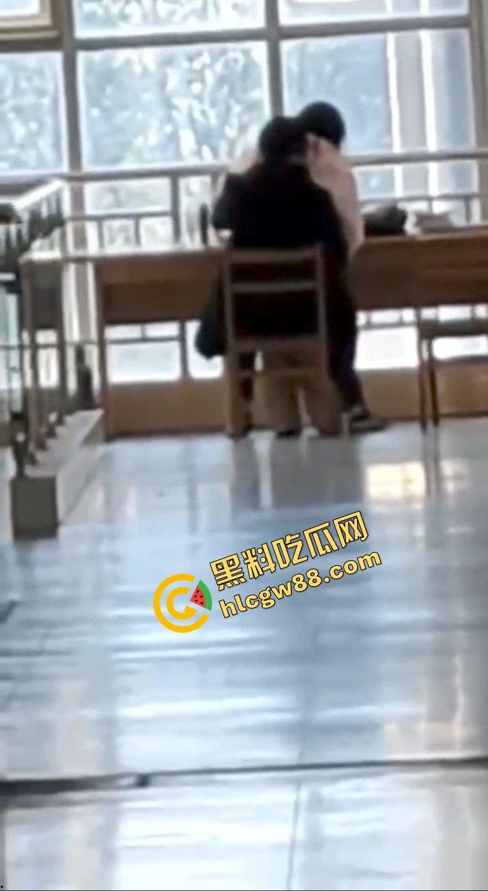 焦作工贸职业学院饥渴小情侣,在图书馆发情发骚,坐椅子女上位骑乘惨遭偷拍挂在墙上曝光!-4