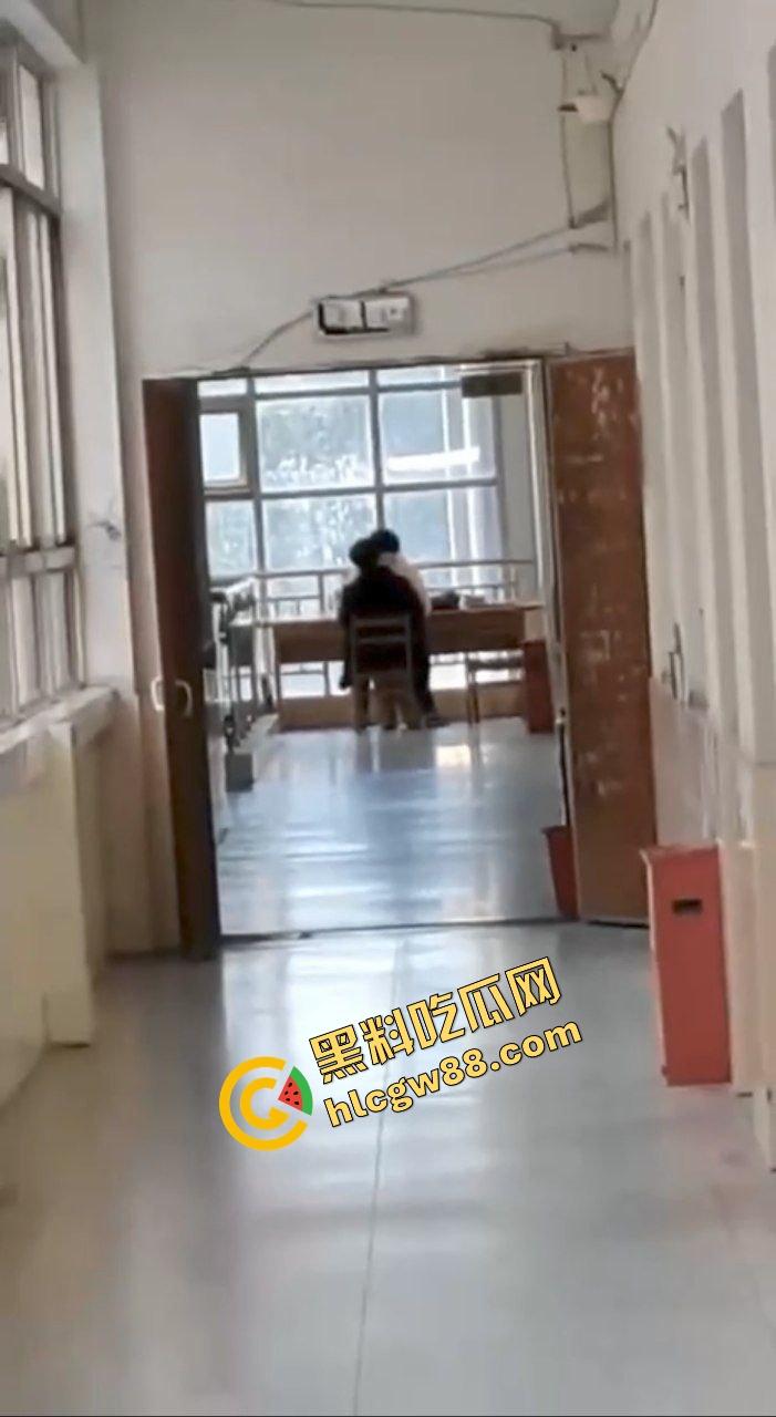 焦作工贸职业学院饥渴小情侣,在图书馆发情发骚,坐椅子女上位骑乘惨遭偷拍挂在墙上曝光!-6